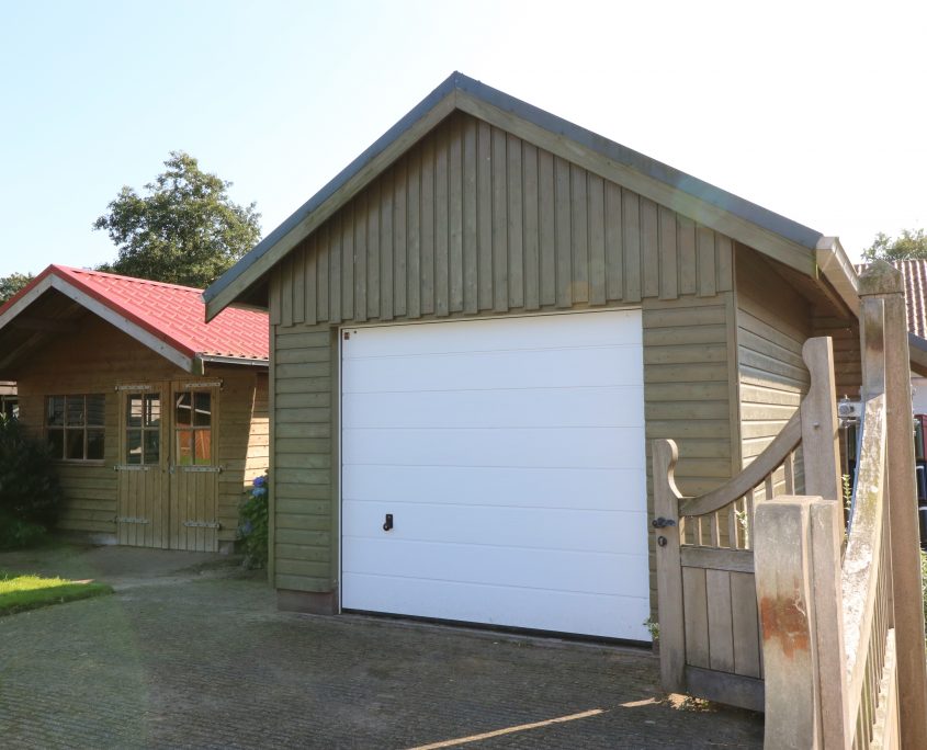 Houten garages Houtbouw Hiemstra Twijzel 45 jaar ervaring en kennis!