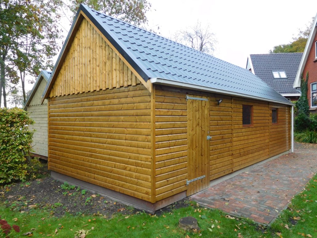 Achterkant houten garage in de winter