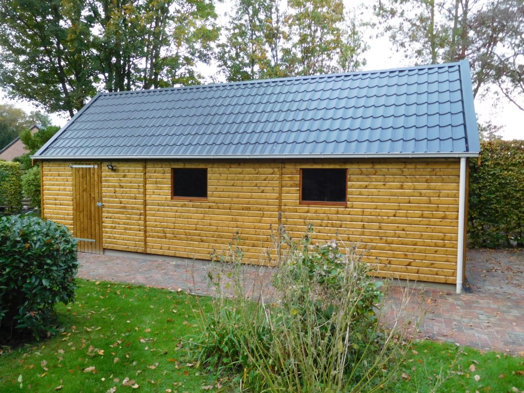 Houten garage voor in de winter